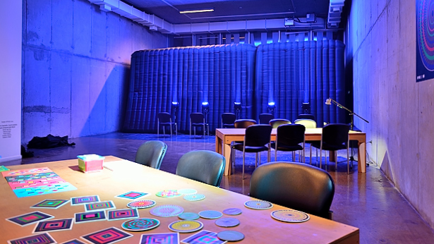 El exterior del inflable o el proceso de montaje de sala experiencias ópticas