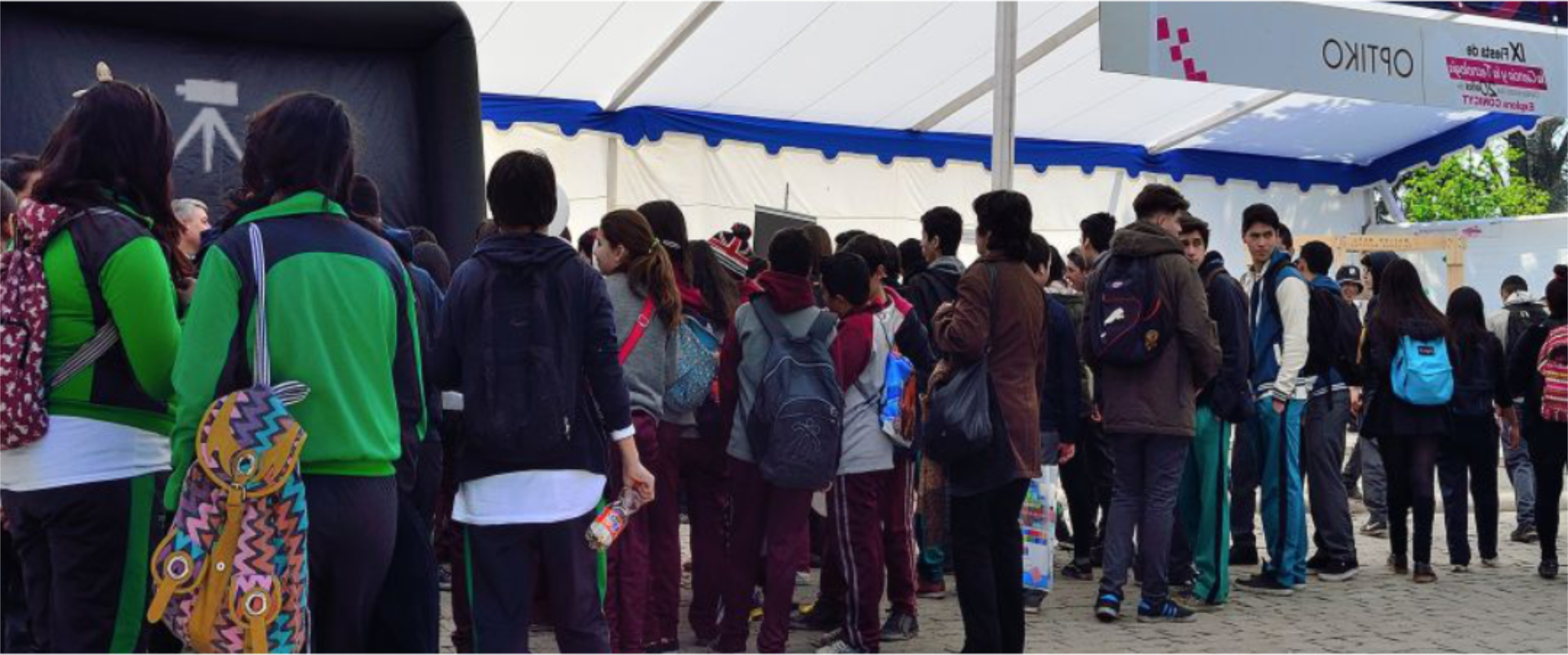 Fila de personas esperando ingresar al Laboratorio de OPTIKO en una activación masiva. Ejemplo de alta convocatoria y gestión de públicos en espacio público.